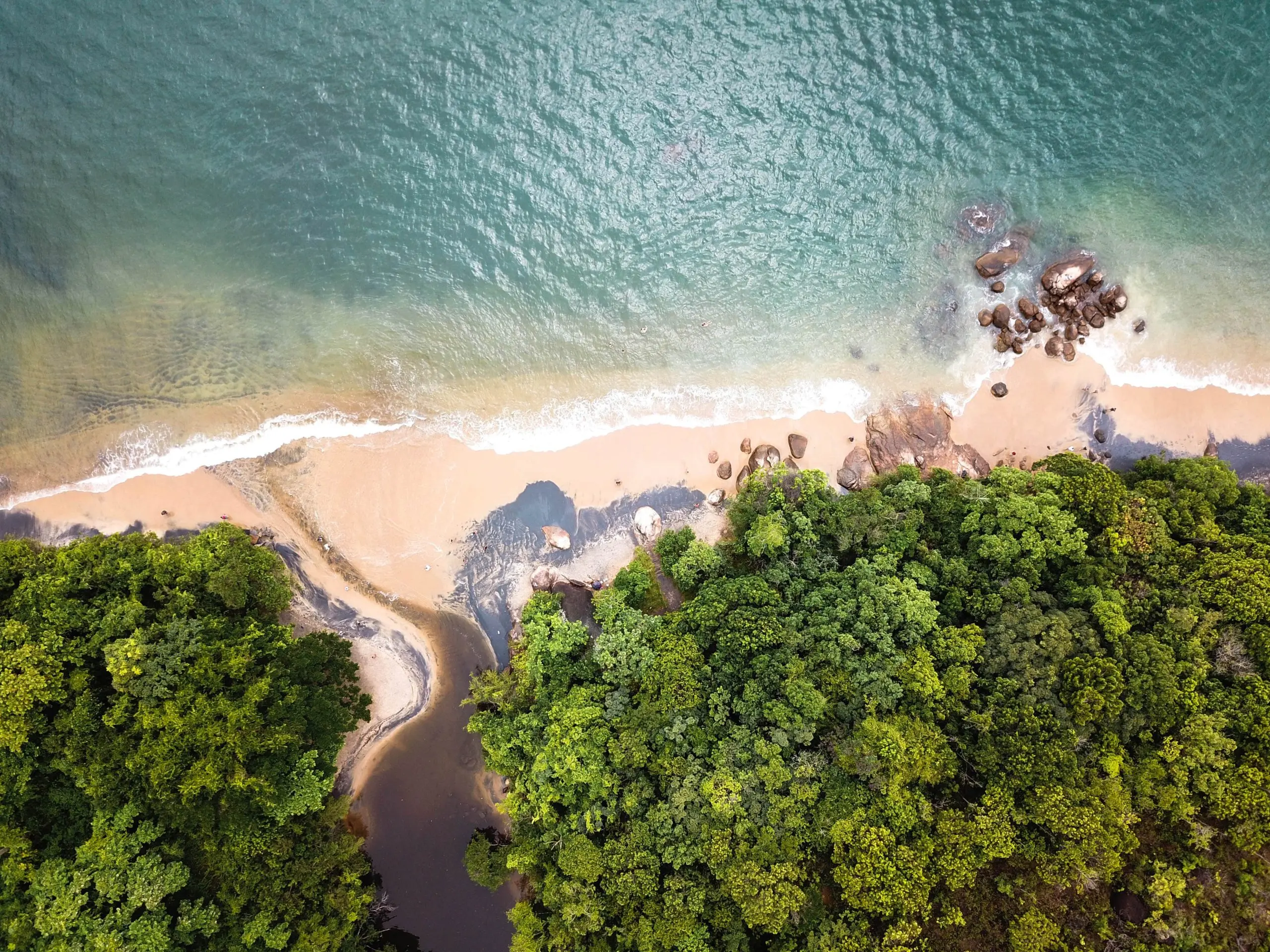 Praia Preta perto da Vila do Abraão